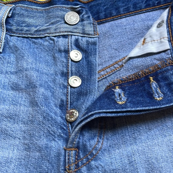 Levis 501 Jean shorts - Picture 3 of 11